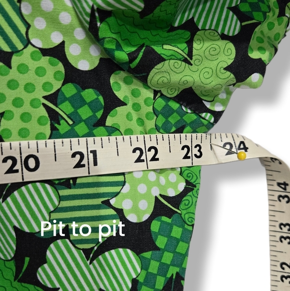 Tafford Green St Patricks Day Scrub Top Size Womens Medium Front Pockets - Picture 8 of 8